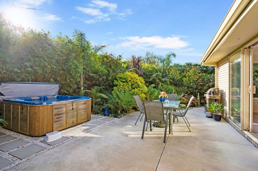 Whakatane House | Private Coastal Sanctuary, 100m from the beach