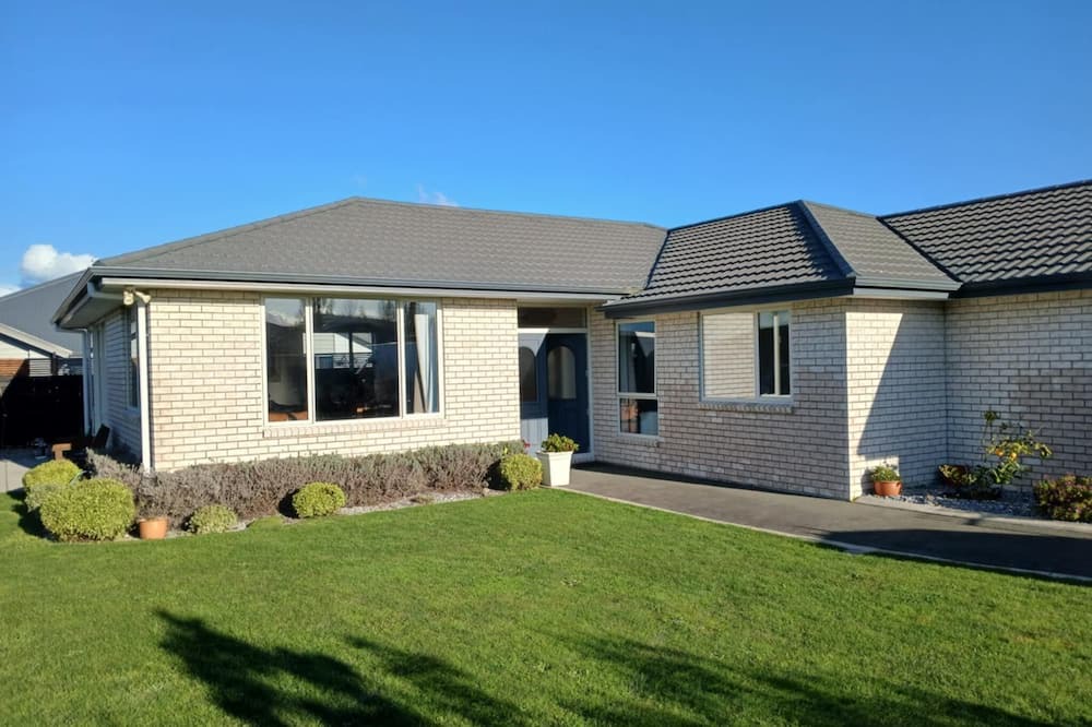 Brightwater House | Brightwater Beauty - Spa, BBQ, Trampoline & Pet Friendly!