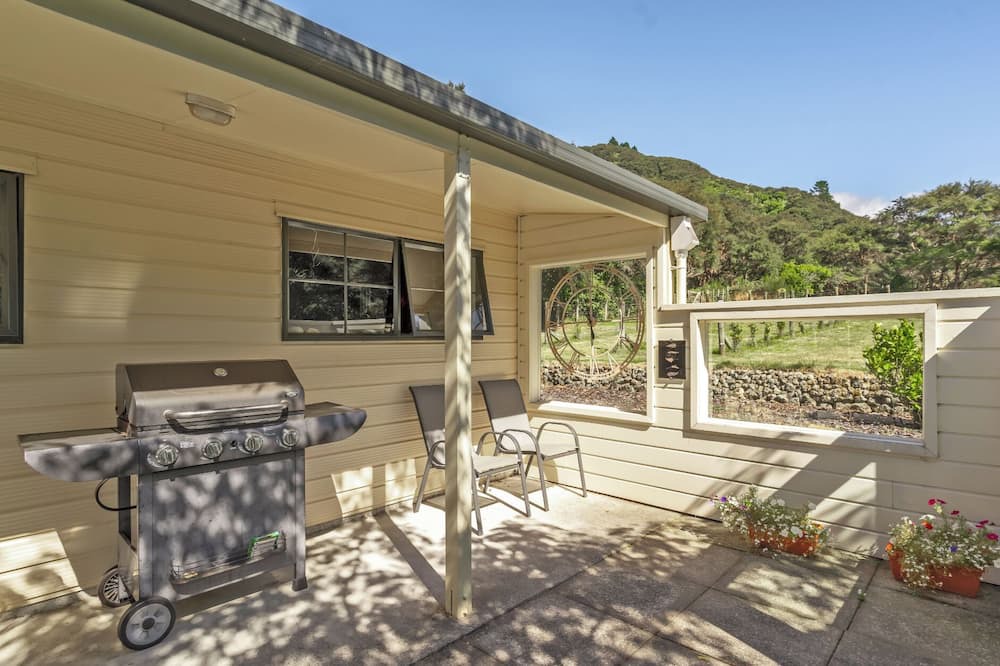 Featherston House | Hill Cottage - Featherston Holiday Home