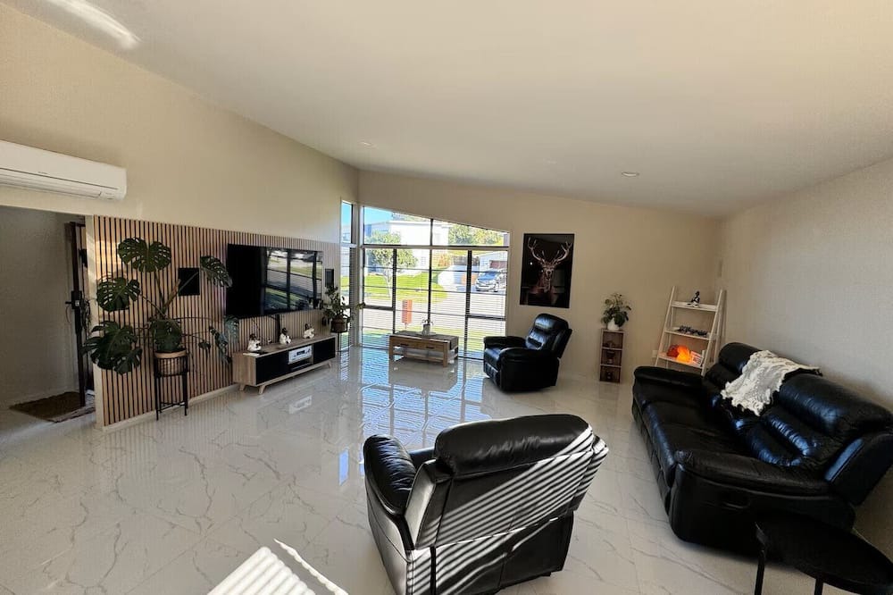 Ohope House | Spacious Home with Spa Sleeps - 12 in Ōhope. 2min walk to Harbour, 5min to Beach