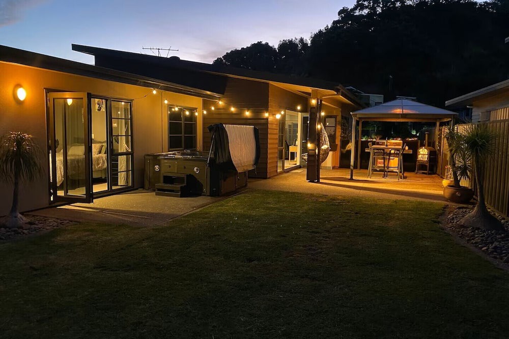 Ohope House | Spacious Home with Spa Sleeps - 12 in Ōhope. 2min walk to Harbour, 5min to Beach