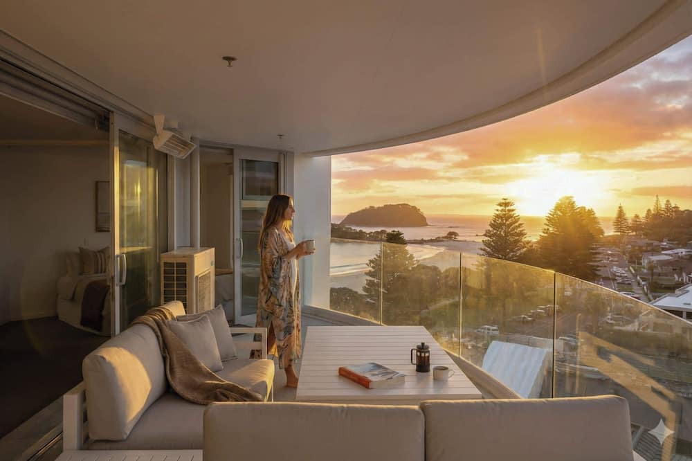 Mount Maunganui Apartment | Sunrise to Sunset Ocean Harbour Views Pool Spa Gym