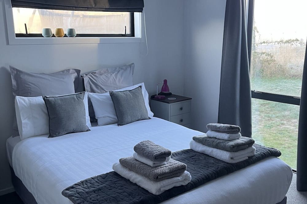 Lake Hayes House | Spacious 3-Bed Home for 6 – Near Town & Views