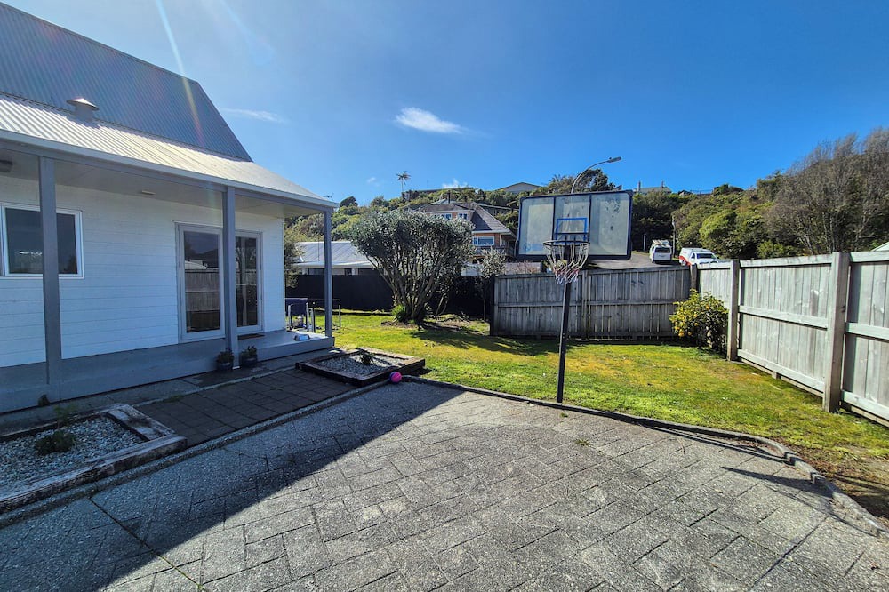 Hokitika House | Comfy family home, stay at our retreat on Brittan St!