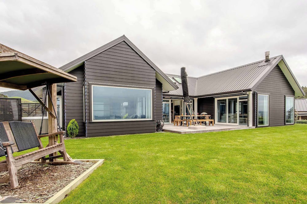 Lynmore House | Jojo's Lookout - Stunning Lake Views with Spa