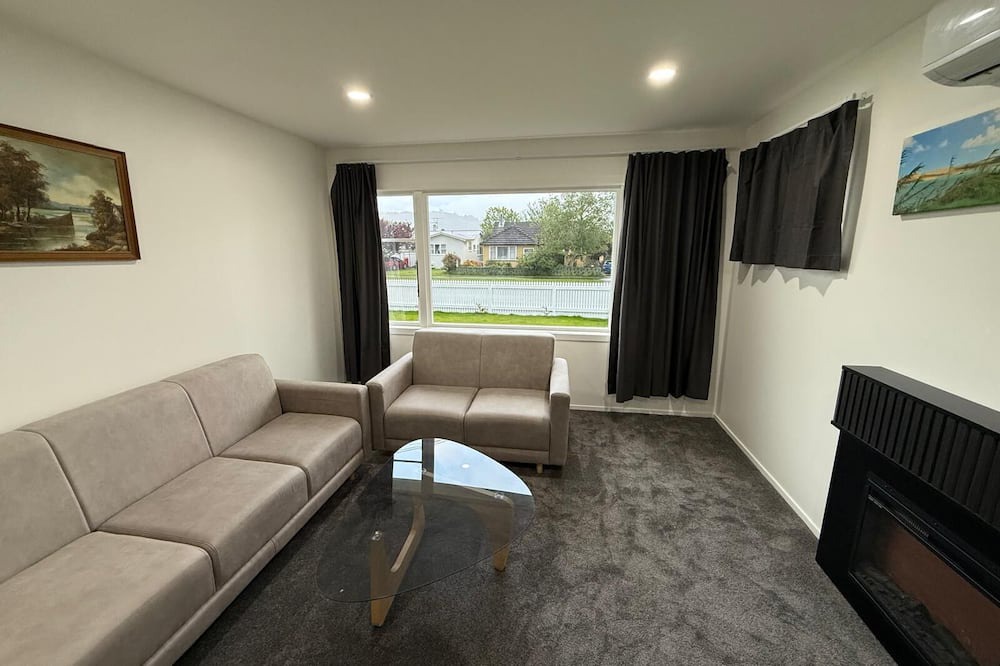 Trentham House | Beautiful 3-bedroom house in Upper Hutt Central