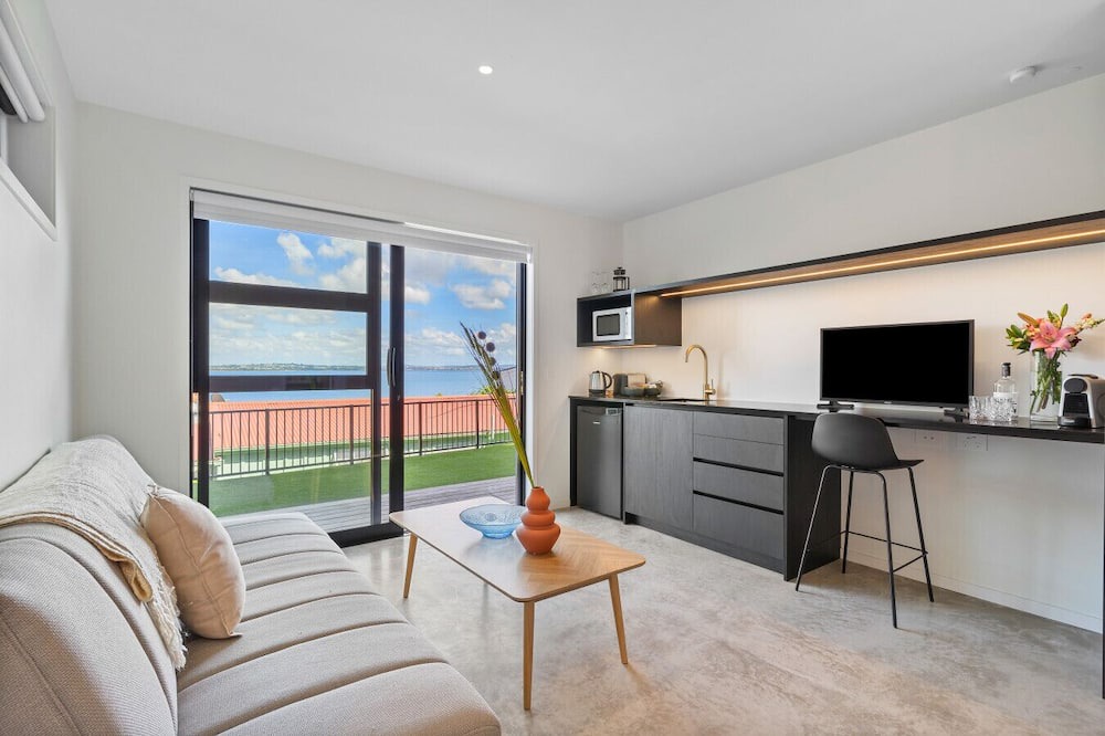 Point Chevalier Apartment | Elegant Coastal Studio with Beach Access & Ocean Views