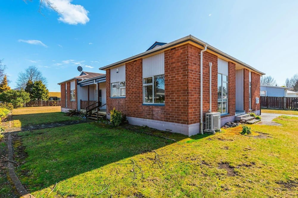 Turangi House | Expansive 6 Bedroom House. Fully fenced short walk to the River or Town Center