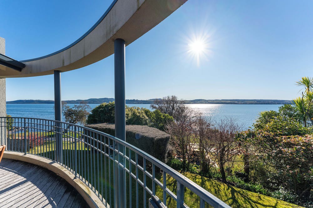 Rainbow Point House | Rainbow Point Yacht Club - Taupo Holiday Home