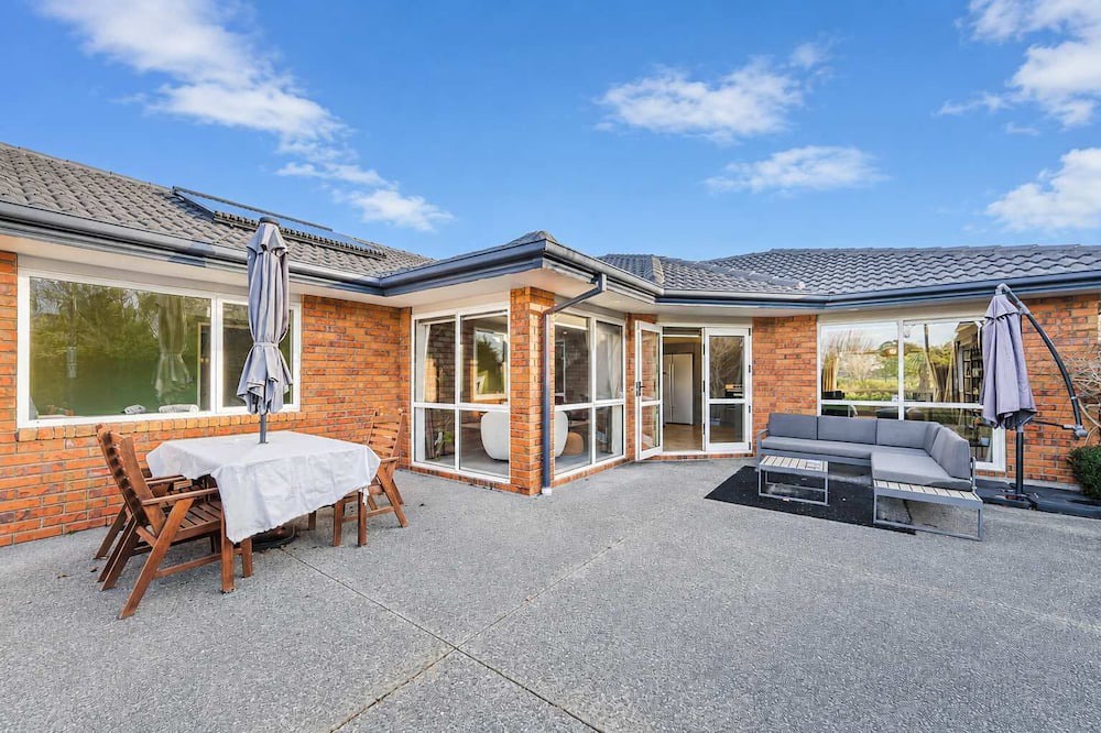 Halswell House | Spacious 4BR Retreat | Halswell Domain Park & Lake Views