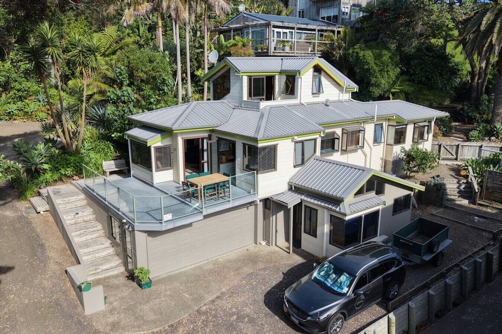 Waiotahi House | Pohutukawa Rise -Coastal Holiday Home
