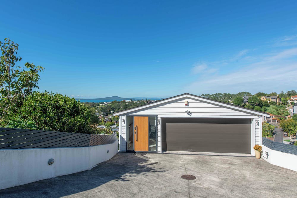 Murrays Bay House | Panoramic Sea views 6BR Getaway @ Murrays Bay