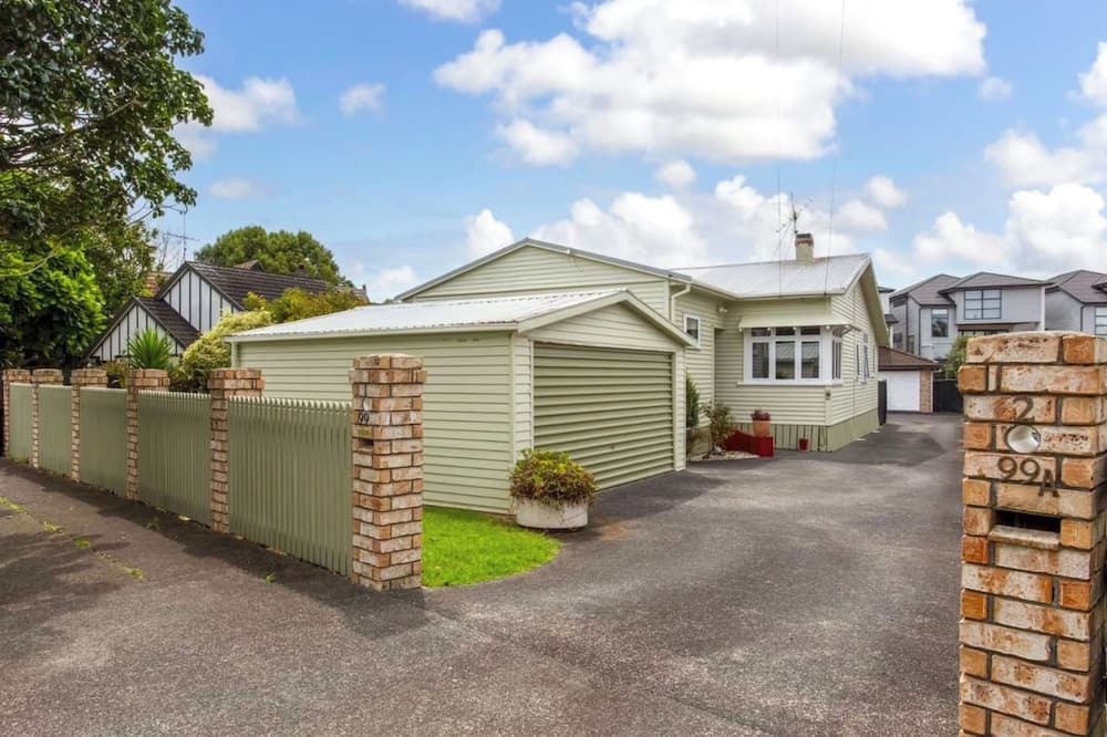 Royal Oak House | Spacious Family Retreat Near Cornwall Park