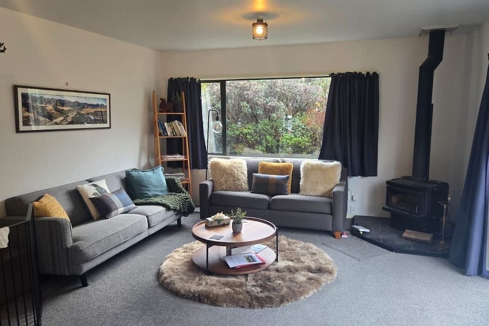 Arthur's Pass House | Arthur's Pass Chalet - "The Well Dressed Kea"