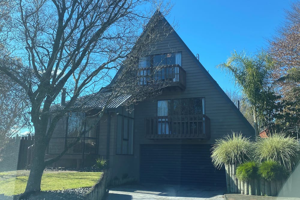 Leamington House | A-frame with pool
