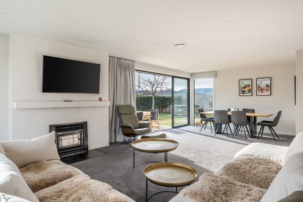 Lake Hawea House | Warm & Cosy | Pool Table | Idyllic Location At Lake Hawea