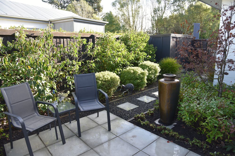 Harewood Apartment | Cosy Luxury near Airport - Continental Breakfast, Spa and Pool