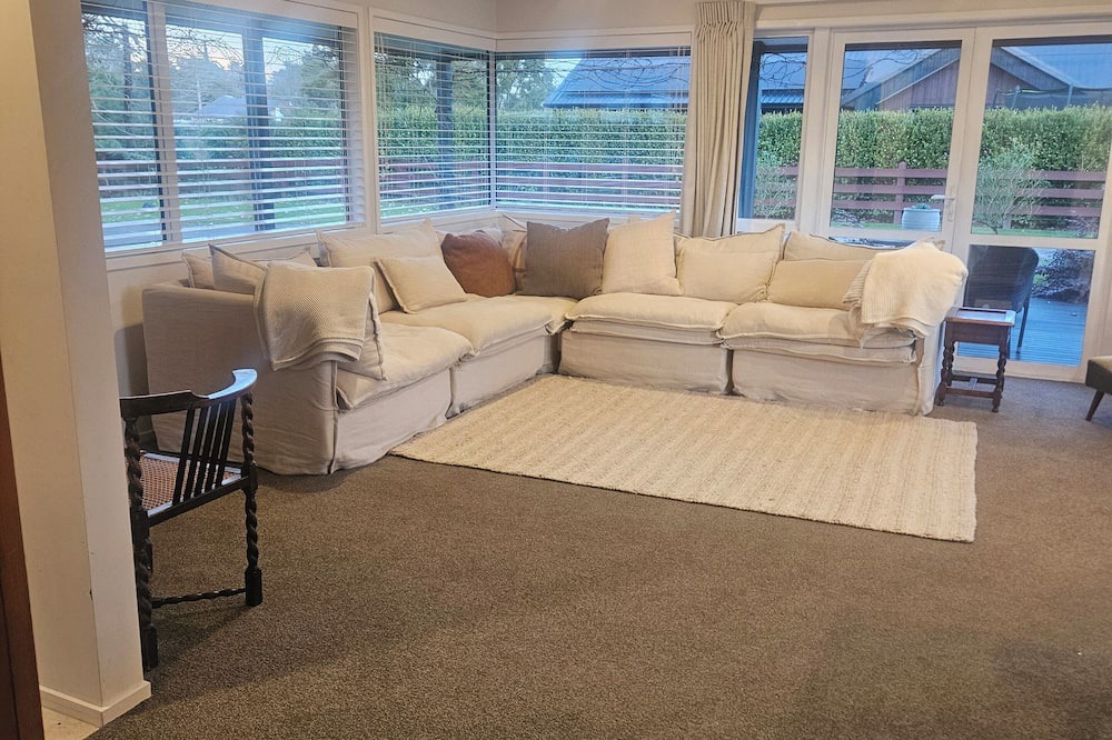 Tamahere House | Hamilton 3 bedroom Home overlooking paddocks 4 m from city