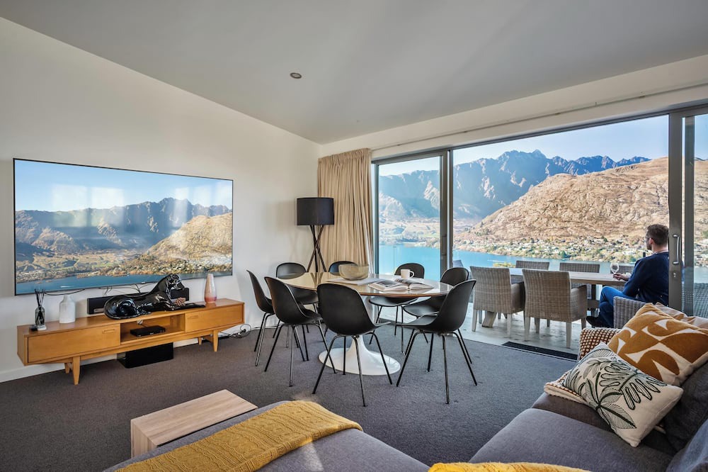 Queenstown House | Views on Goldrush, Lake Views, BBQ, Free Parking