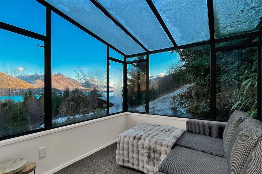 Queenstown Resort | Elevated Frankton Chalet with Lake Views