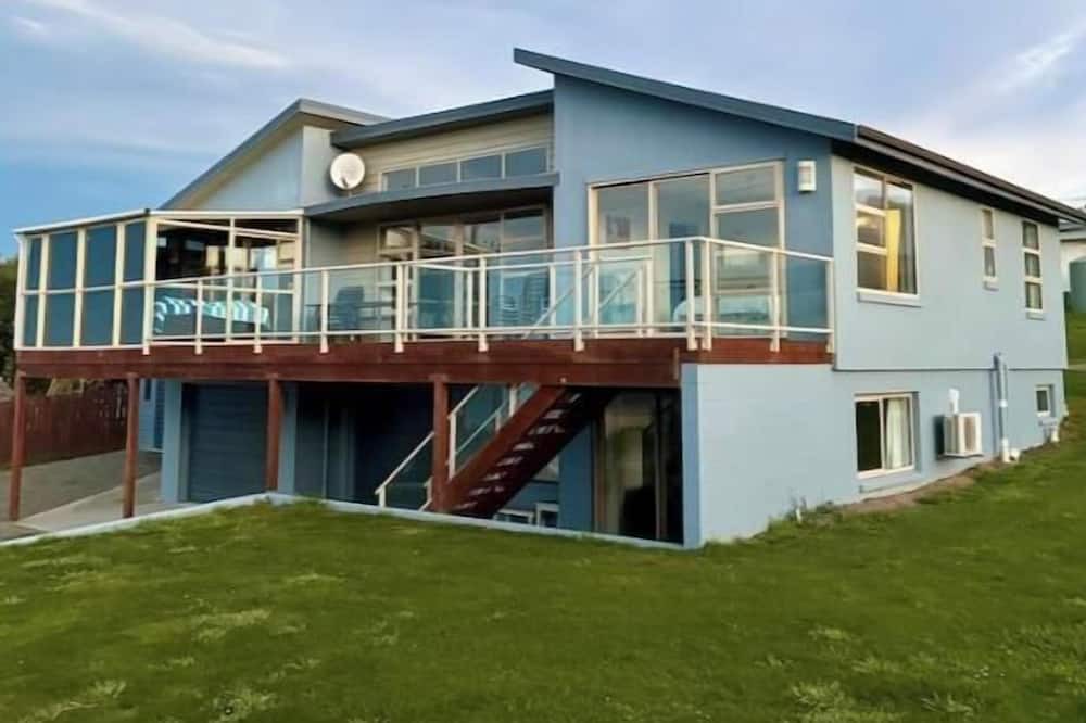 Kakanui Apartment | Ocean View on Semple, Your Coastal Haven Retreat. Relax in seaside charm!