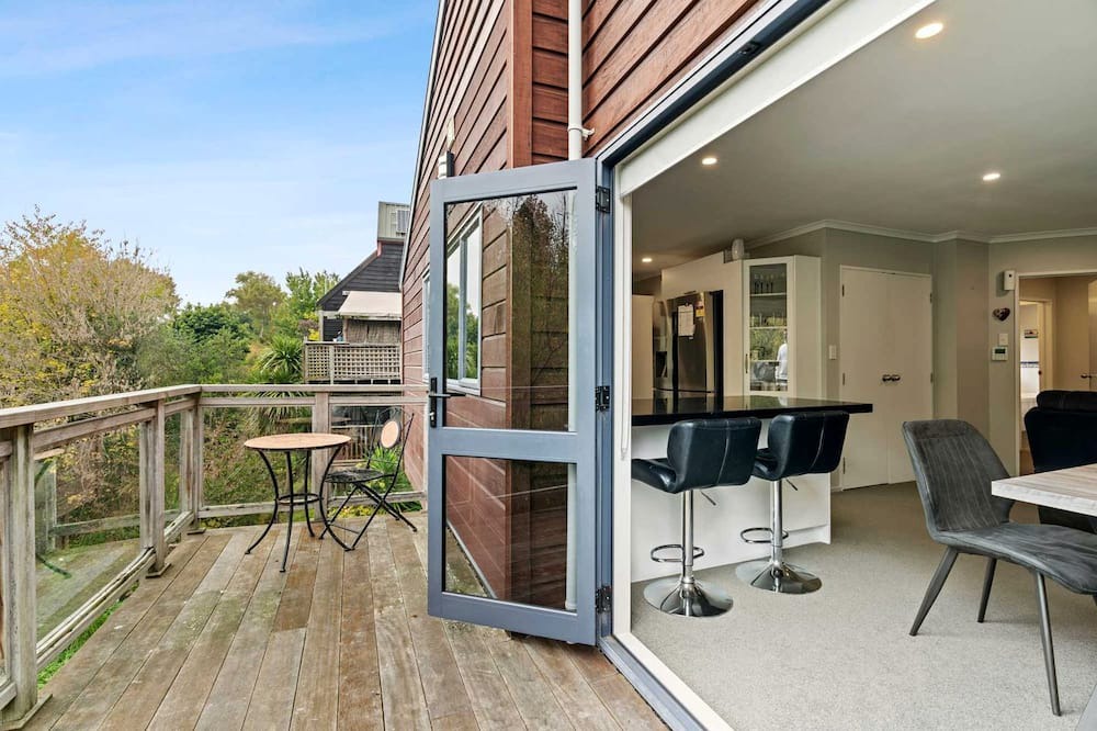 Hamilton House | Modern Two-Level Townhouse with Private Studio Near Chartwell | Hamilton, NZ