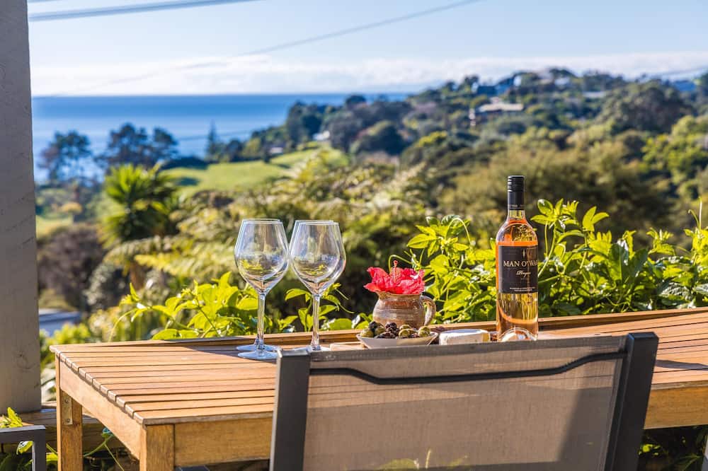 Onetangi Cottage | Warm & wecloming three-bedroom, two-bathroom holiday home with sea views.