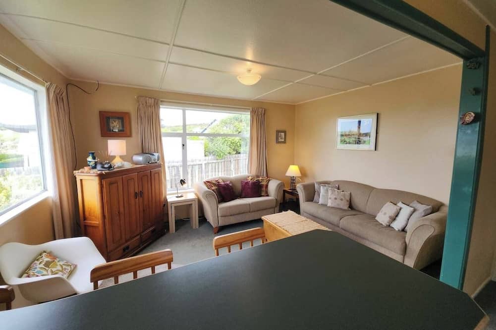 Kaka Point House | Esplanade Escape – Classic Coastal Cottage