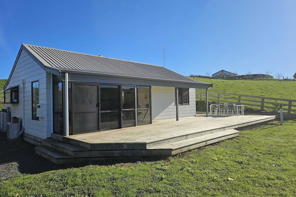 Richmond Downs Cottage | Relax in modern comfort surrounded by rolling hills of the surrounding farm land