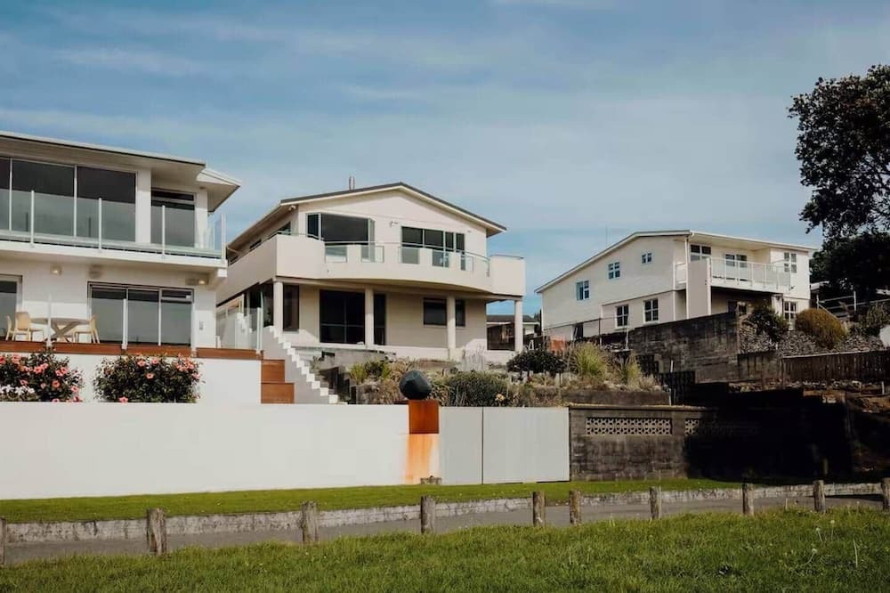 Bell Block House | Oceanfront Retreat - Beach Access - 2BR Bell Block