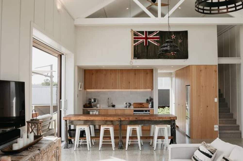 Tawharanui Apartment | The Boat House - Rustic Luxury in Matakana