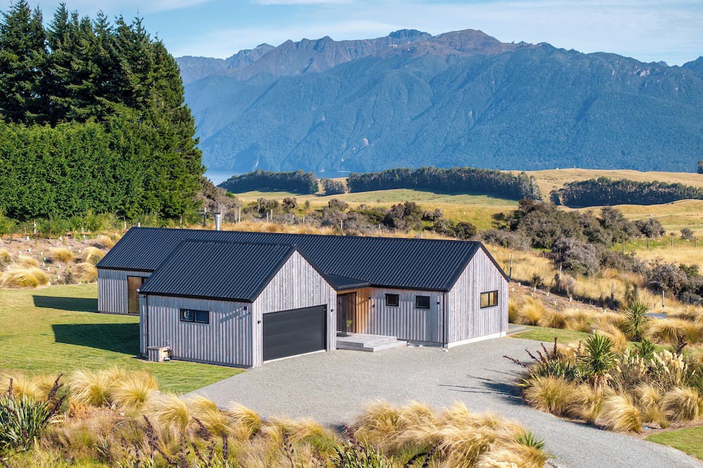 Te Anau Ski Chalet | Mana Waiora Retreat - Luxury in Raw Wilderness - Surrounded by Wetland and Views