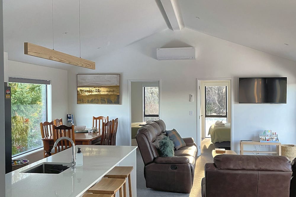 Naseby House | Modern alpine bach | Warm, private, mountain views