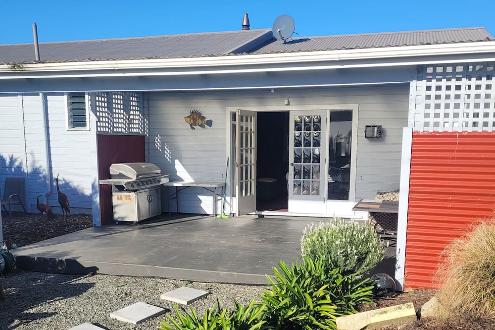 Moeraki House | CATCH OF THE DAY: Moeraki Village Bach - with views and space for the Boat