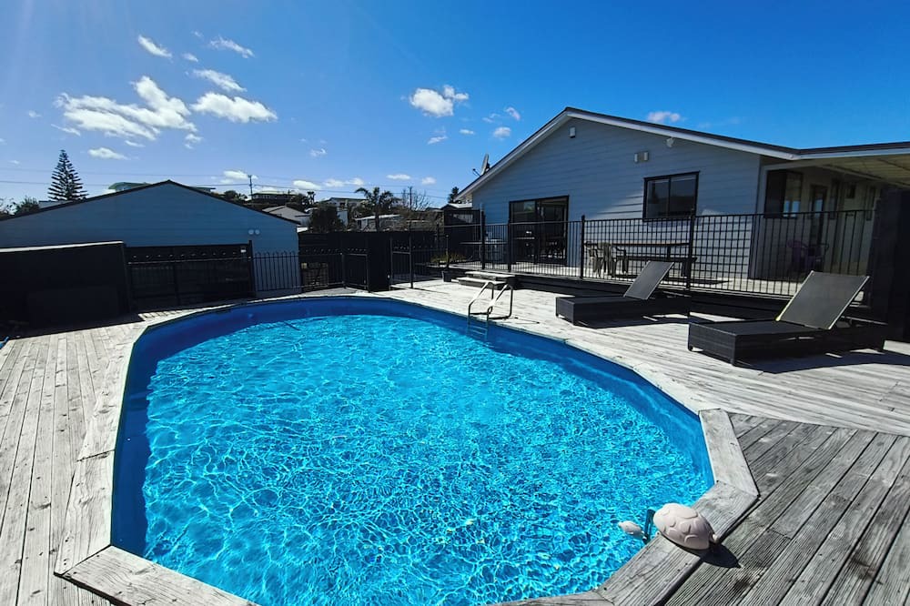 Pukehina House | Pukehina Retreat: Private Pool, Pastures & Beach.
