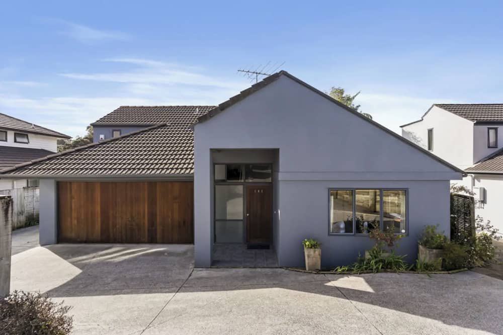 Auckland House | Close to Mission Bay and train, kids toys and swings, pet friendly!