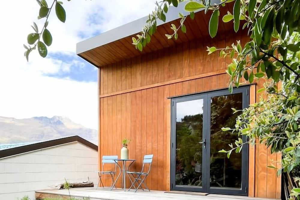 Sunshine Bay Cabin | Spacious Suite Rental for Weekend Getaways on the South Island