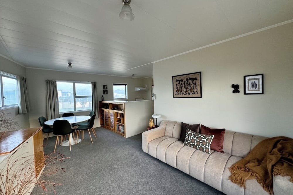 Omanu House | Retro Mount Beach Bach - classic 70's kiwi bach, 1 min walk from Mount beach!