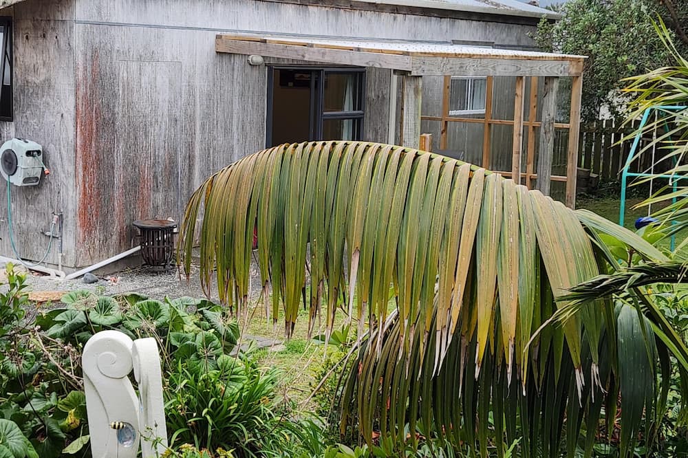 Onerahi Cabin | We are 10 minutes from the CBD. 3 minutes walk from the airport.