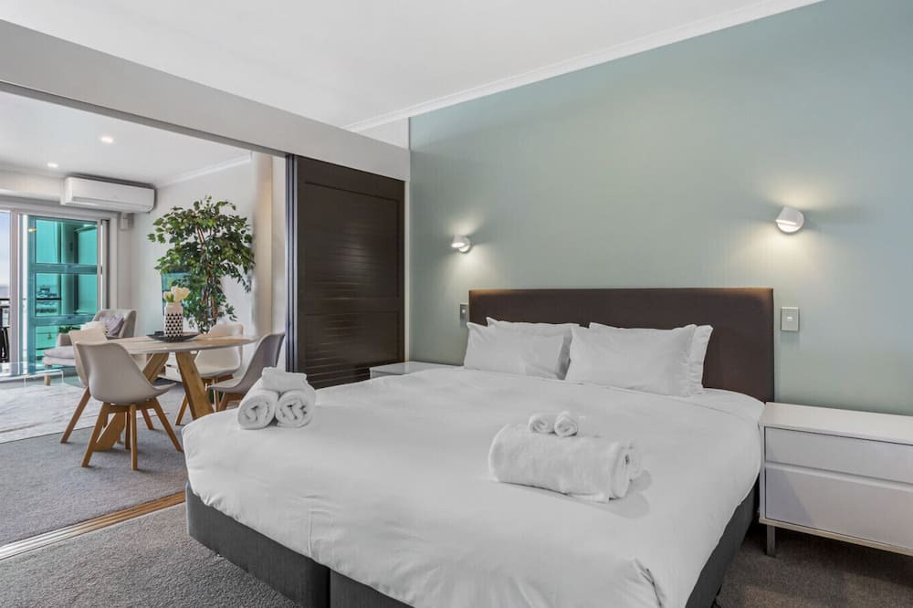 Auckland Central Business District Apartment | Gorgeous Waterfront Apartment Harbour and Views