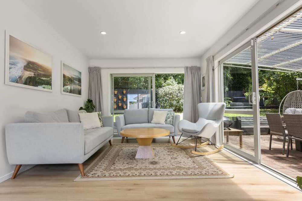 Greenlane - Ellerslie House | Modern Sanctuary on the reserve