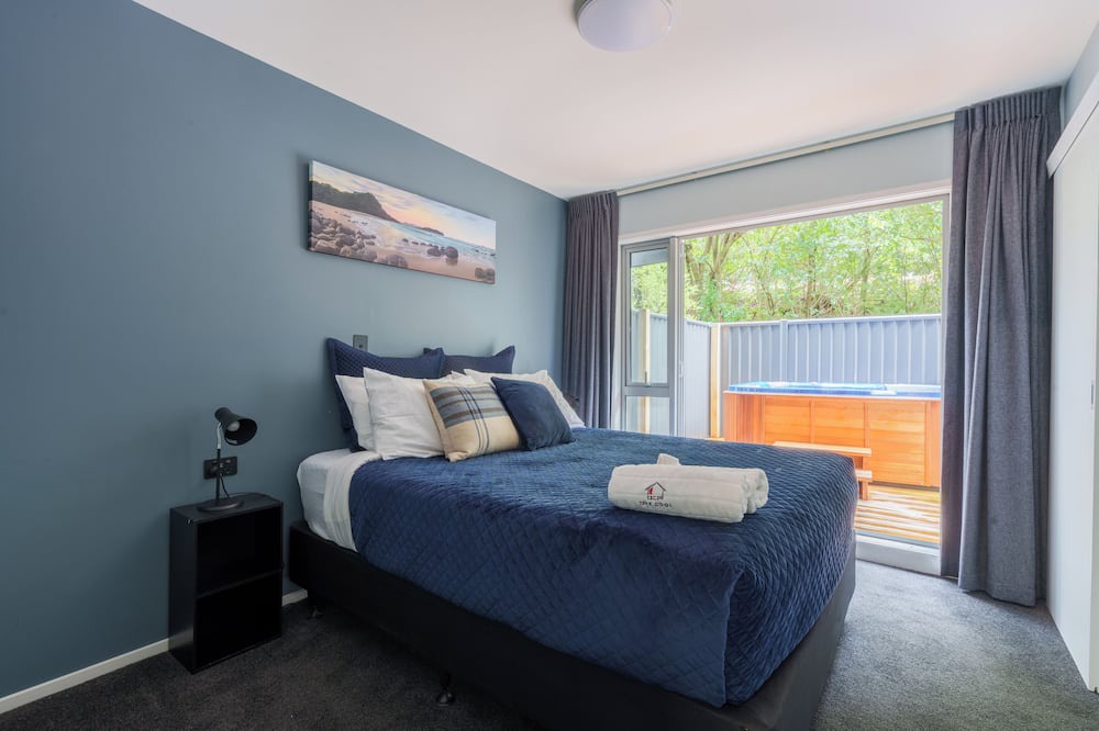 Parnell Apartment | Auckland City Escape: Modern Home with Spa Pool