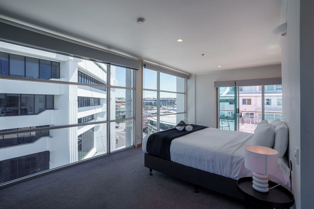 Auckland Central Business District Apartment | Chic Princes Wharf Studio | City View | Parking