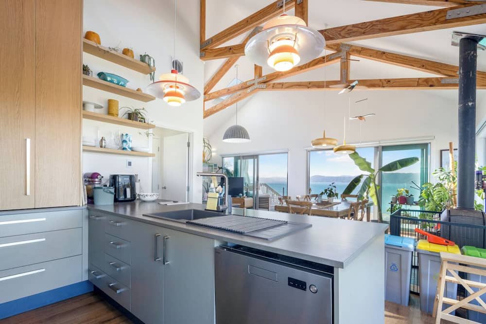 Seatoun House | Seatoun View - 4 bed, 2 bath with spa overlooking Seatoun and Wellington Harbour