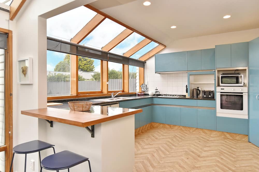 Edgeware House | CBD 5 bdrm Grand Villa sleeps 14 w/free carparks