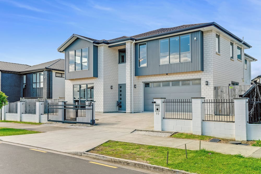 Flat Bush House | 5BDR FlatBush Mansion - Central Aircon, Fast WiFi, Pool Table, Netflix and More!