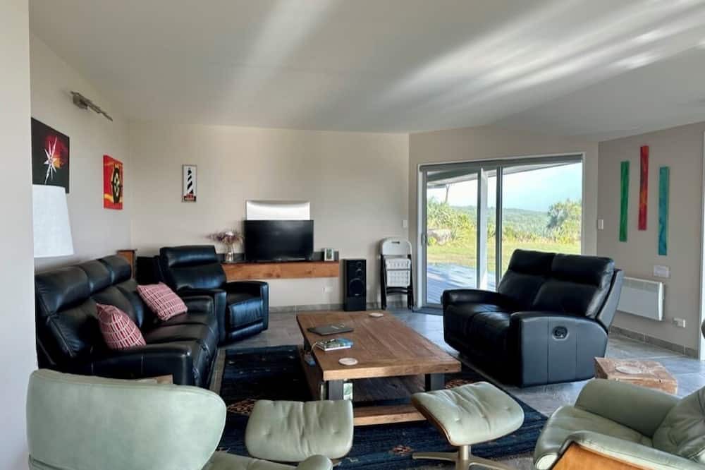 Cape Foulwind House | Relax at "Rocky Point" - a private, modern home w/cliff views of the Tasman Sea.