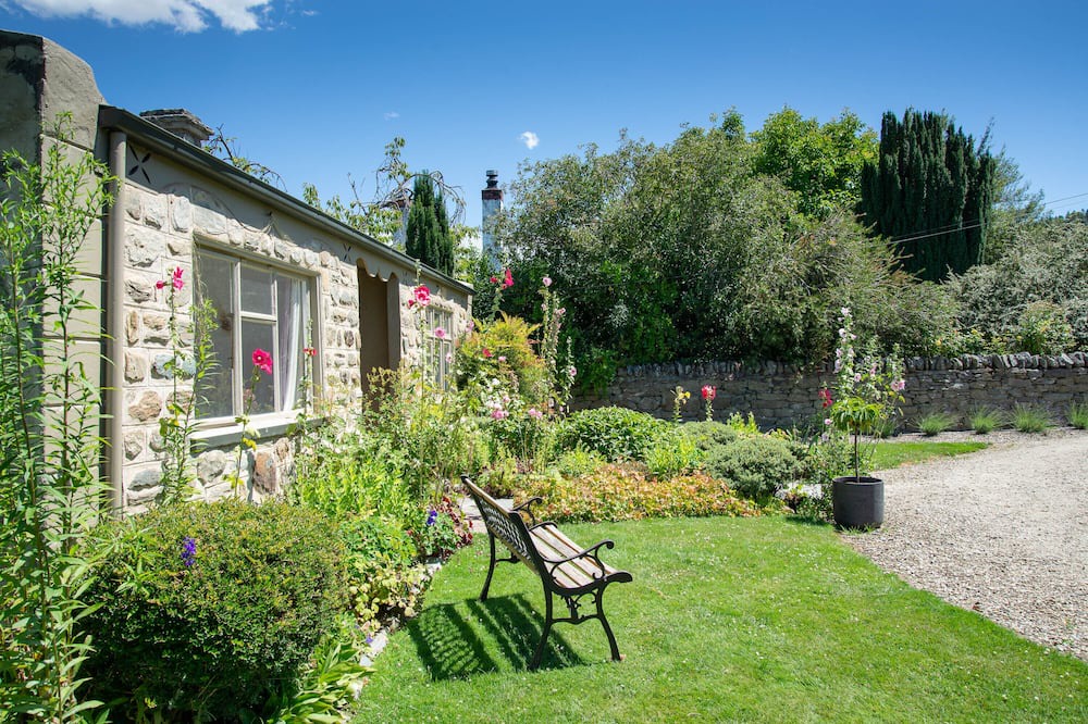 Clyde Apartment | Historic cottage room w private Lounge, Cottage garden, walk to shops and cafen