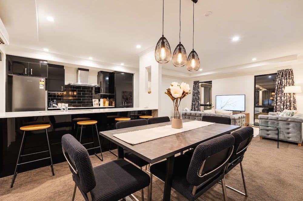 Hornby House | The Wilmers | 6BR + Free Parking | Sleeps 11