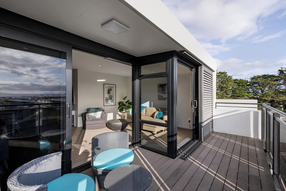 Mount Maunganui Apartment | The Lookout - 1-Bedroom Apartment with Stunning Views, Pool & Gym Access, Secure Parking, and Prime Mount Maunganui Location